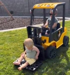 Read more about the article Forklift Fun: Ride-On with Liftable Fork